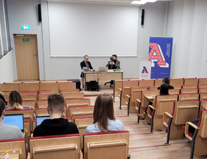 Fot. Monika Wyroba. Zdjęcie ze spotkania Kamila Tureckiego ze studentami.