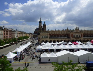 Zdjęcie Rynku Głównego w Krakowie z Kościołem Mariackim w tle