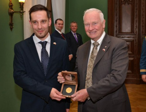 Wręczenie medalu Gubernatorowi Kanady