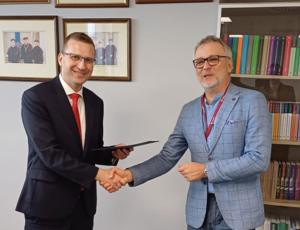 Dr hab. Piotr Bajor, prof. UJ - Dziekan Wydziału Studiów Międzynarodowych i Politycznych - wręcza nominacje na stanowiska kierownicze