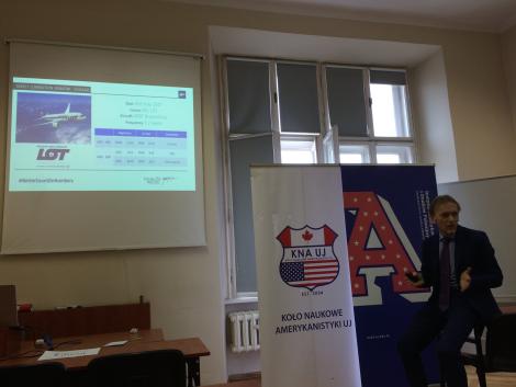 Photo no. 21 (28)
                                                         Prezentacja pana Artura Staniszewskiego, głównego specjalisty ds. usług lotniczych Krakow Airport na temat istotności połączenia lotniczego Kraków- Chicago.
                            