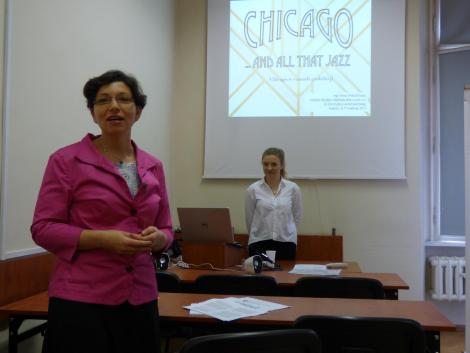 Zdjęcie nr 25 (28)
                                	                             III dzień konferencji - panel: Miasto muzyki. Na zdjęciu: dr Agnieszka Małek, zastępca dyrektora IAiSP UJ oraz Anna Wierzbińska w oczekiwaniu na prezentację swojego wykładu: Chicago and ... all that jazz.
                            